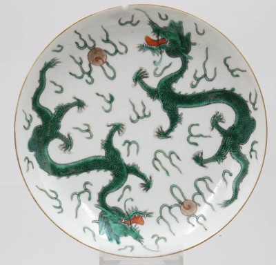 Auktion 368<br>Teller, China, 2 grüne Drachen, verso gemarkt, Rand mit Chip, ca. D-18cm [1]