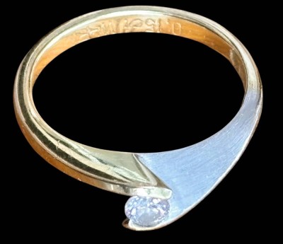 Auktion 368<br>Bicolor Goldring-750- mit Brillant 0,15 ct, W-P1, RG 53, 5,2 gr. [1]