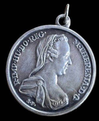 Auktion 368<br>kl. Maria Theresientaler als Anhänger, Silber-925-, D-2 cm, 6,2 gr [1]