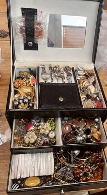 Auktion 368<br>Schmuckkoffer voller vintage  Modeschmuck, viele Teile [1]