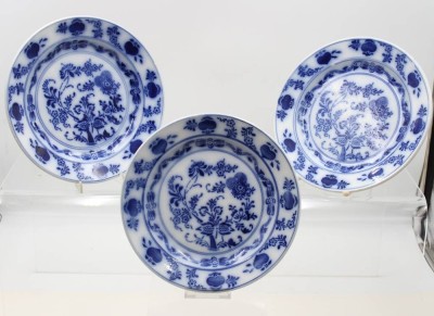 Auktion 368<br>3x  alte Teller, Zwiebelmuster, 19, Jhd., 1x bestossen, ca. D-23cm [1]