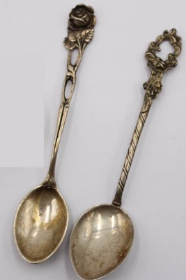 Auktion 368<br>2x Mokkalöffel, Silber 800/835, älter, zus. 22,4gr., L-11cm [1]