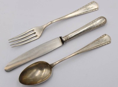 Auktion 368<br>Messer, Gabel und Löffel, 800er Silber, Messer nur Griff, Gabel gebrochen, ohne Messer ca. 83,4gr.,, ca. L-20,5cm, Namensgravur 