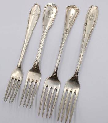 Auktion 368<br>4x ältere Silber-Gabeln, je mit Monogramm,  3x 800er, 1x ungepunzt, zus. 217gr., L-21,3cm [1]