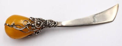Auktion 368<br>wohl Brieföffner, Griff aus Butterscotch-Bernstein mit kunstvollen Silberverzierungen, 925er Silber, zus. 27,2gr., L-13,5cm [1]