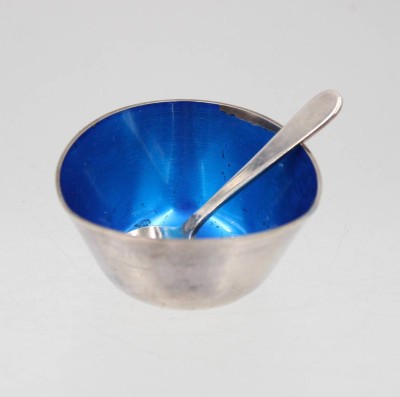 Auktion 368<br>Saliere mit kl. Löffel, Silber, innen blaue Emaille diese beschädigt, Silber, wohl Dänemark, 31,4gr., H-2,5cm D-5cm [1]
