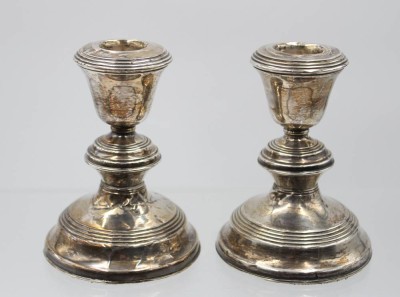 Auktion 368<br>Paar Leuchter, Sterling, England, gefüllter Stand, starke Druckstellen, ca. H-12,5cm [1]