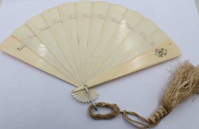 Auktion 368<br>Fächer, älter, wohl Bakelit, ca. L-20cm [1]