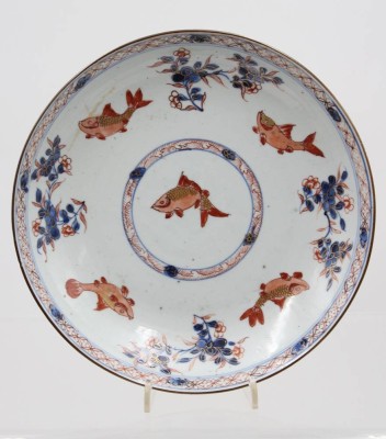 Auktion 368<br>antiker Teller, China, wohl Kangxi/Qianlong-Zeit, 18. Jhd., Altersspuren, ca. D-22cm ca. H-3,5cm [1]