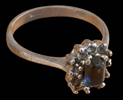 Auktion 368<br>Silberring-835- mit blauen Centerstein, umringt von klaren Steinen, RG 55, 2,8 gr [1]