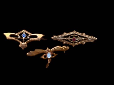 Auktion 368<br>3x Jugendstil Double-Nadeln, div. Farbsteine und Saatperlchen, B-ca. 3,5 cm [1]