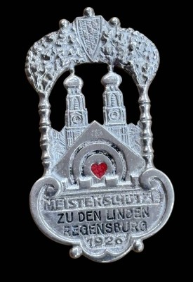 Auktion 368<br>gr. Silber-900- Schützenabzeichen, 1926, Regensburg, ca. 5x3 cm, 19,4 gr. [1]