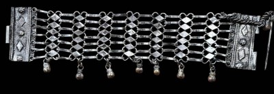 Auktion 368<br>breites Armband mit Glöckchen, wohl Indien/Pakistan, versilbert, Handarbeit, L-19 cm, B-4,5 cm [1]