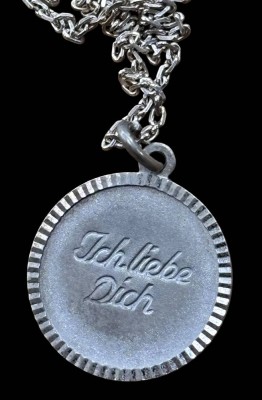 Auktion 368<br>Silber-Halskette mit kl. runden Anhänger mit Gravur, 6,6 gr [1]