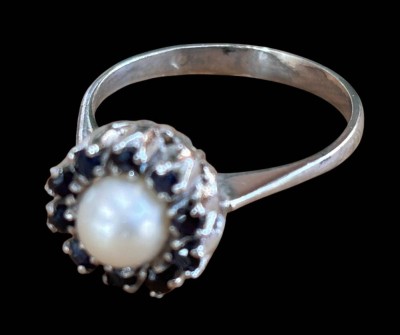 Auktion 368<br>835er Silberring mit einer Perle und blauen Safire, RW 552,8g [1]