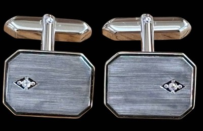 Auktion 368<br>Paar Manschetten-Knöpfe, 925er Silber mit weißen Steinen, 62 markiert, 14,4 g. [1]