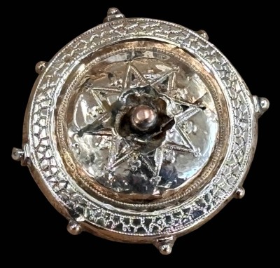 Auktion 368<br>Biedermeier Schaumgold Brosche, mittig mit Bruchstellen, D.-2,5cm, Altersspuren [1]