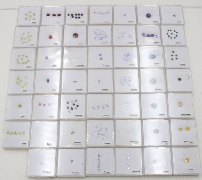 Auktion 373<br>gr. Konvolut div. Schmucksteine in 48 Boxen, u.a. Saphire, Granat, Aquamarin etc. [1]
