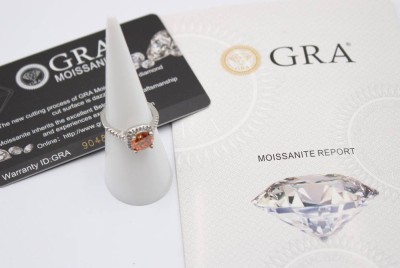 Auktion 368<br>versilberter Ring mit einem 2ct Moissanite , RG 51, anbei GRA-Zertifikat [1]