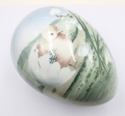 Auktion 368<br>Porzellandose in Form eines Ostereis, gemarkt, leider innen bestossenm ca. H-15cm B-22cm [1]