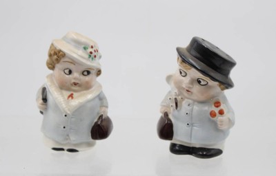 Auktion 368<br>Paar Vintage-Salz- und Pfefferstreuer aus Porzellan, gemarkt, ca. H-9cm [1]