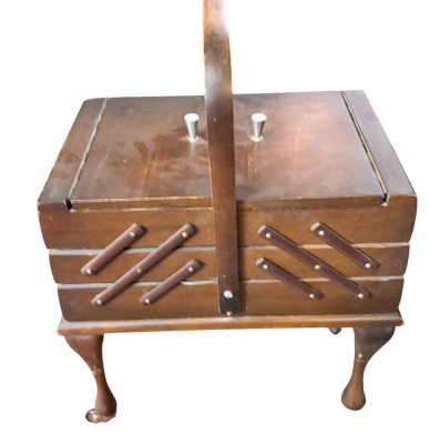 Auktion 368<br>kl. Nähkasten auf Rollen, H-44 cm mit Griff, L-34 cm [1]