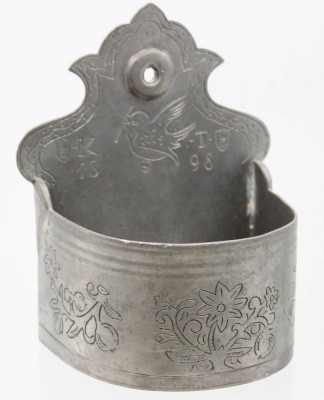 Auktion 368<br>Salz-Wandgefäss, Zinn, datiert 1898, H-15,5cm B-13cm [1]