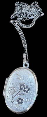 Auktion 368<br>Medaillon Anhänger mit Kette, Kette aus 800er und Medaillon 925er Silber,6 gr. [1]