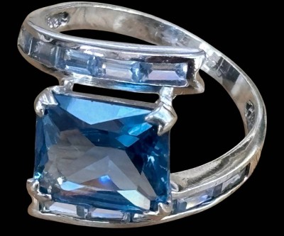 Auktion 368<br>925er Silberring mit einem blauen Stein, seitlich klare Steine, RW 65, 5,4gr [1]