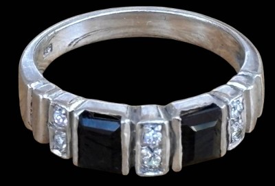 Auktion 368<br>26. 925er Silberring mit schwarzen und klaren Steinen, RW 57, 4gr. [1]