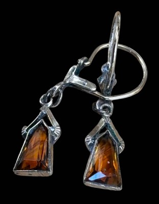 Auktion 368<br>Paar Ohrhänger mit braunen Steinen, A.D. gemarkt, L,. 3cm, 1,2 g. [1]