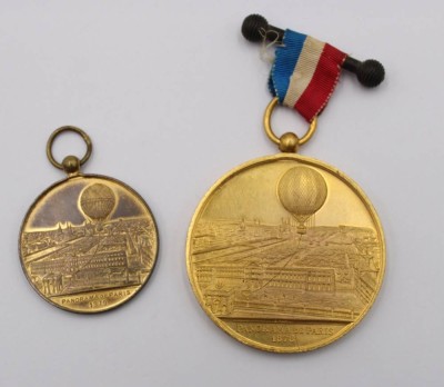 Auktion 368<br>2x div. Erinnerungsmedaillen, Ballonfahrten über Paris, 1878/79 [1]