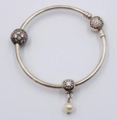 Auktion 368<br>Pandora-Armband, Silber, 3 Charms, ca. D-5,5cm, 15,2gr. [1]