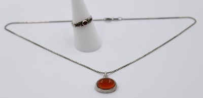 Auktion 368<br>2x Silberschmuck, 925/835er, Kette mit Anhänger und Ring, je mit Karneol, zus. 7,4gr., ca. L-42cm Anh. 2,3cm, RG 56 [1]