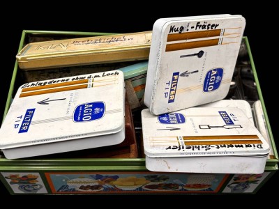 Auktion 368<br>grosser Blechkasten mit Uhrmacherwerkzeug und  Zubehör, 1 Holzkasten von Boley mit Stempellocher [1]