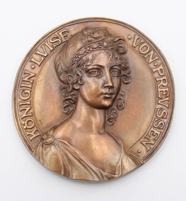Auktion 368<br>gr. antike Medaille, Königin Luise von Preußen, wohl zum 100. Todestag, Bronze, ca. D-7,6cm [1]