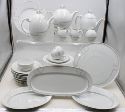 Auktion 368<br>Kservice, Asimmetria Weißgold, Rosenthal, 2x Kaffeekannen, Teekanne, Stövchen, 2x Milchkännchen, Zuckerdose, kl. Schälchen, 5 div. Platten, 12x kompl. Gedecke, 1x Kaffeekanne innen bestossen. [1]
