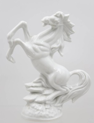 Auktion 368<br>aufsteigendes Pferd, Weissporzellan, ungemarkt, ca. H-26,5cm [1]