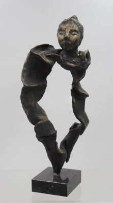 Auktion 368<br>abstrakte Skulptur, unsigniert, Metall bronziert, Steinsockel, ca. H-34,5cm [1]