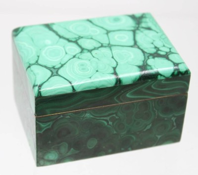 Auktion 368<br>Deckeldose, Malachit, wohl Südamerika, Unterseite mit kl. Beschädigung, ca. H-4,6cm B-7cm T-5cm [1]