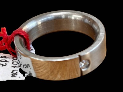 Auktion 368<br>Edelstahlring mit Diamant von 0,07 wsi, RW 54-55, 9 g. [1]