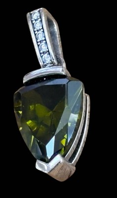 Auktion 368<br>925er Silber Anhänger mit einem grünen Stein, L. 3cm, 9,6 gr. [1]