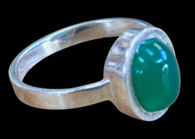 Auktion 368<br>Ring aus 835er Silber mit einem grünen Stein, RW 54 ,2,7 g. [1]