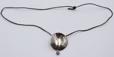 Auktion 368<br>Design-Silberanhänger mit Mondstein an Lederband, ca. 4,5 x 4cm [1]