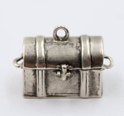 Auktion 368<br>Anhänger in Truhenform, 835er Silber, 7,1gr., ca. 1,5 x 2cm [1]