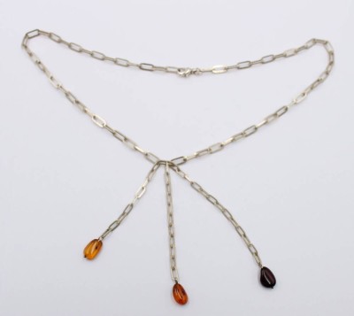 Auktion 368<br>925er Silberkette mit 3 kl. Bernsteinen, ca. 16,6gr., L-50cm [1]