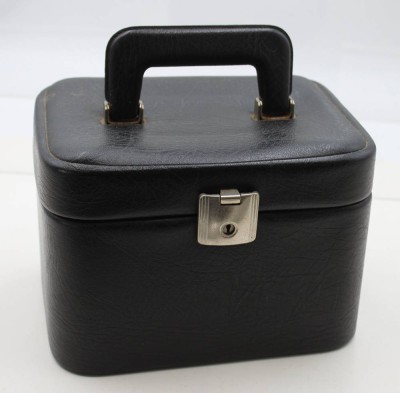 Auktion 368<br>Schmuckkoffer mit einem kleinen Konvolut Modeschmuck, Koffer ca. 16,5 x 24 x 18,5cm [1]