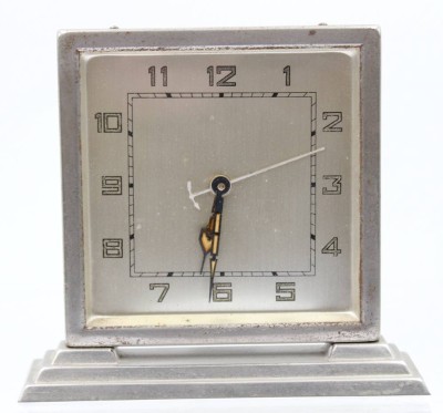 Auktion 368<br>Tischuhr, Art-Déco, Werk läuft an, Altersspuren, ca. 12 x 13cm [1]