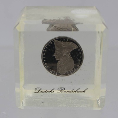 Auktion 368<br>5-Deutsche-Mark-Gedenkmünze,  1986,  anlässlich des 200. Todestages von Friedrich dem Großen, in Acryl gegossen [1]