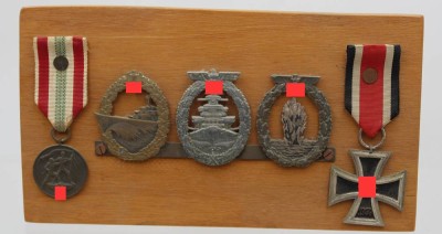 Auktion 368<br>Holzbrett mit 5 div. Orden aus dem 3. Reich, Eisernes Kreuz 2 kl. (magnetisch), Medaille, sowie 3 MArine-Orden je angelötet, Nadelsysteme fehlen, Altersspuren [1]